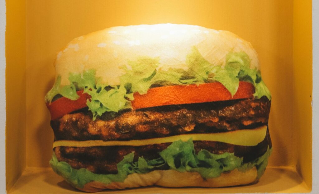 pexels-photo-1848976-1848976 hamburger magro pronto A realistic burger sculpture lit within an indoor wall niche.