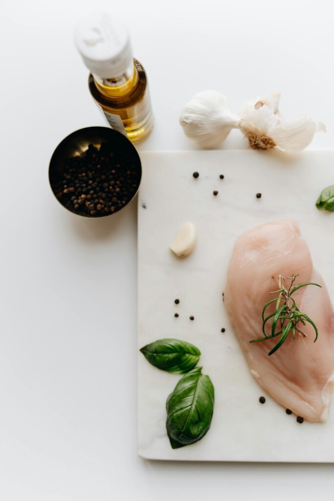 pexels-photo-6107720-6107720 caldo de pinto forte Flat lay of raw chicken with basil, garlic, and peppercorns for a delicious meal prep.
